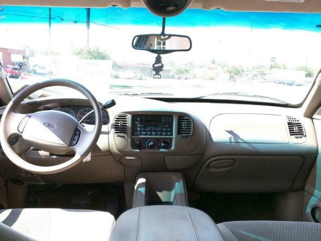 2001 Ford Expedition in Madison, TN 37115 - 1585703 6