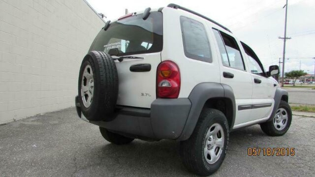 2004 Jeep Liberty in Madison, TN 37115 - 1585767 4