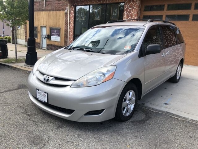 2009 Toyota Sienna in Belleville, NJ 07109-2923 - 942362 73