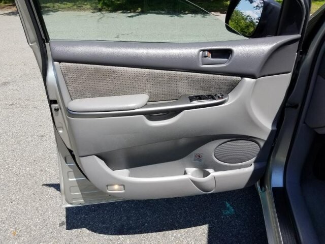 2009 Toyota Sienna in Belleville, NJ 07109-2923 - 942362 174