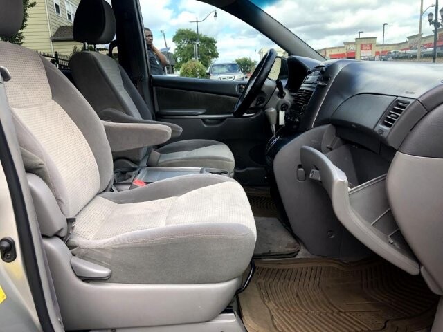 2009 Toyota Sienna in Belleville, NJ 07109-2923 - 942362 39