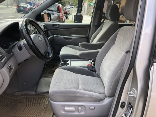 2009 Toyota Sienna in Belleville, NJ 07109-2923 - 942362 100