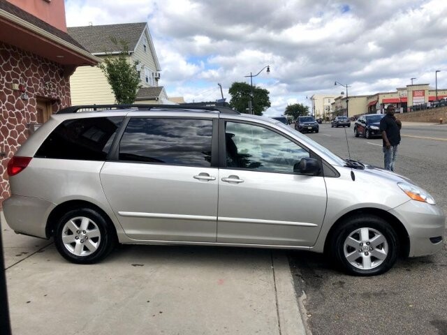 2009 Toyota Sienna in Belleville, NJ 07109-2923 - 942362 33