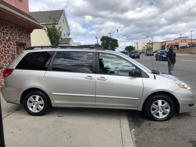 2009 Toyota Sienna in Belleville, NJ 07109-2923 - 942362 83