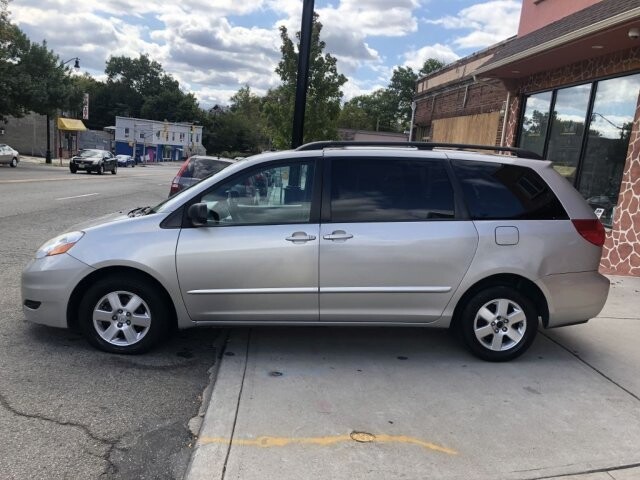 2009 Toyota Sienna in Belleville, NJ 07109-2923 - 942362 84