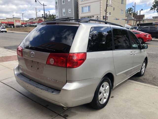 2009 Toyota Sienna in Belleville, NJ 07109-2923 - 942362 86