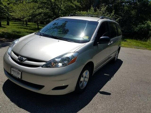 2009 Toyota Sienna in Belleville, NJ 07109-2923 - 942362 134