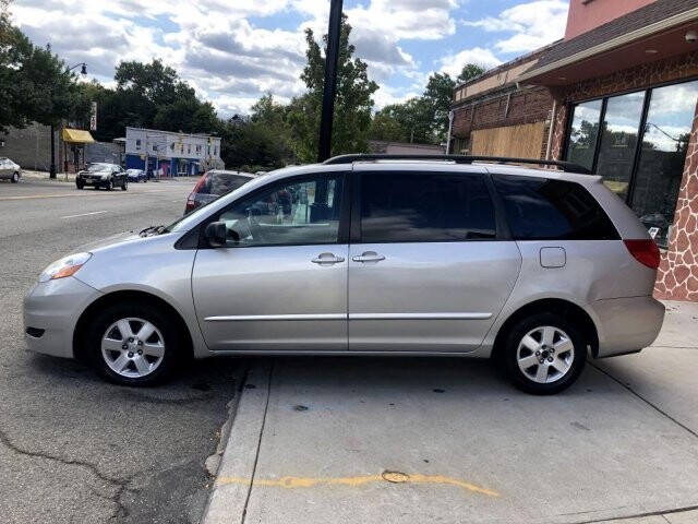 2009 Toyota Sienna in Belleville, NJ 07109-2923 - 942362 34
