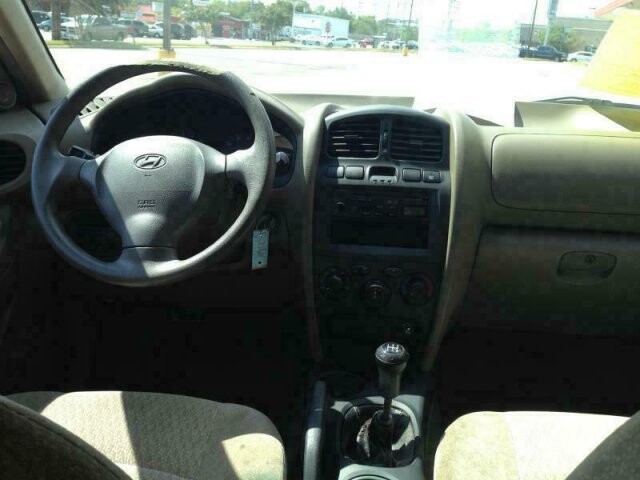 2004 Hyundai Santa Fe in Madison, TN 37115 - 984860 5