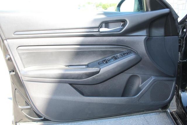 2019 Nissan Altima in Decatur, GA 30032 - 1683245 160