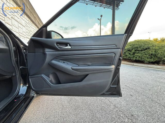 2019 Nissan Altima in Decatur, GA 30032 - 1683245 40