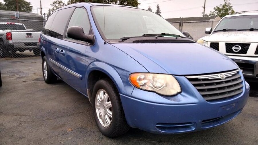 2007 Chrysler Town & Country in Tacoma, WA 98409 - 1692134