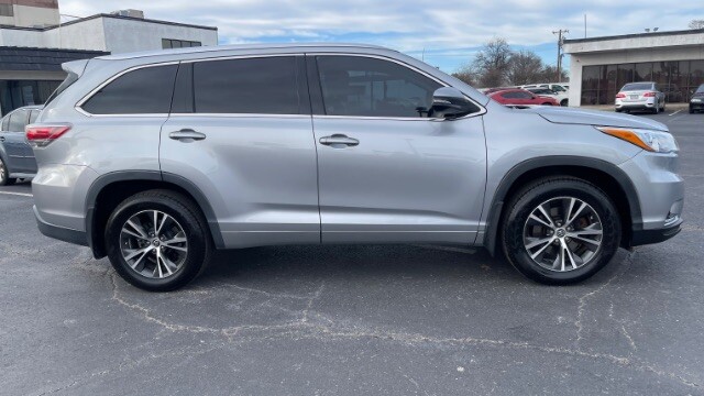 2016 Toyota Highlander in Dallas, TX 75228 - 18022036 4