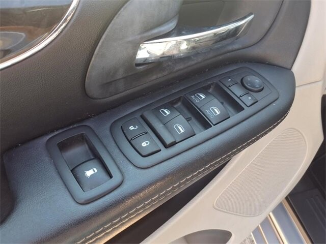 2015 Chrysler Town & Country in Troy, IL 62294-1376 - 18027470 17