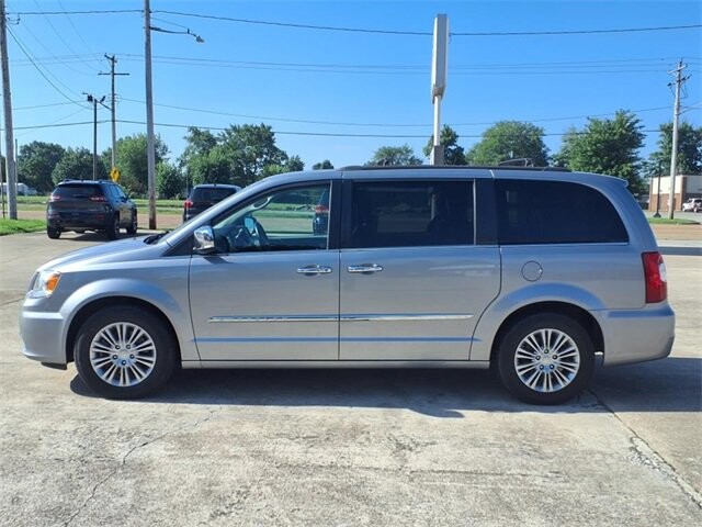 2015 Chrysler Town & Country in Troy, IL 62294-1376 - 18027470 2
