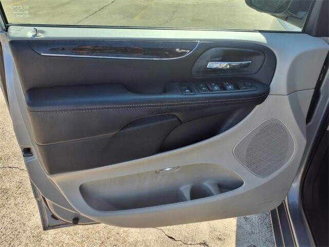 2015 Chrysler Town & Country in Troy, IL 62294-1376 - 18027470 16