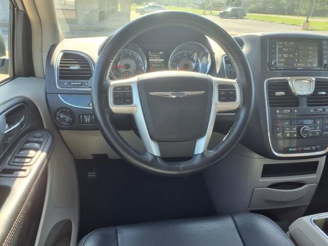 2015 Chrysler Town & Country in Troy, IL 62294-1376 - 18027470 4