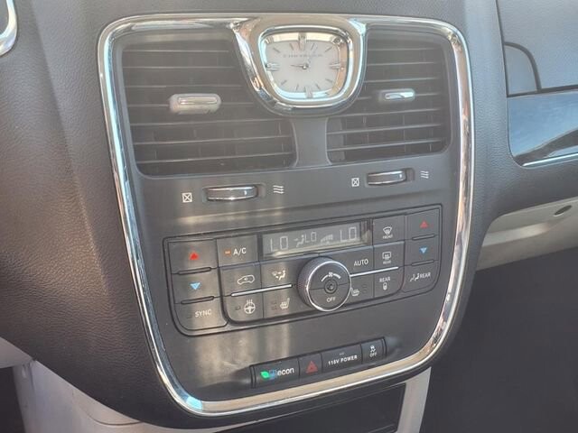 2015 Chrysler Town & Country in Troy, IL 62294-1376 - 18027470 8