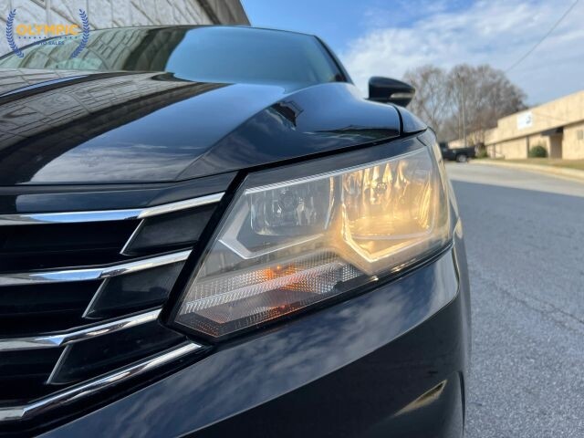 2017 Volkswagen Passat in Decatur, GA 30032 - 18029124 15