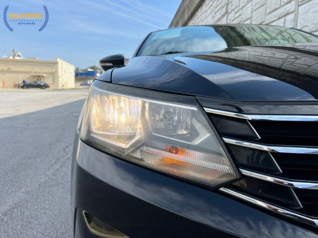 2017 Volkswagen Passat in Decatur, GA 30032 - 18029124 16