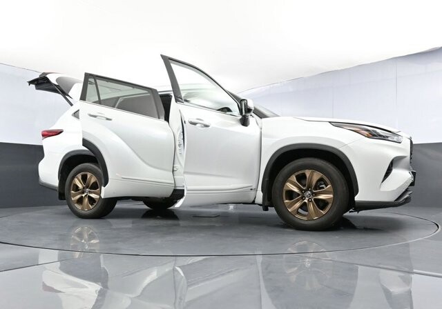 2022 Toyota Highlander in Winchester, VA 22602 - 18030311 186