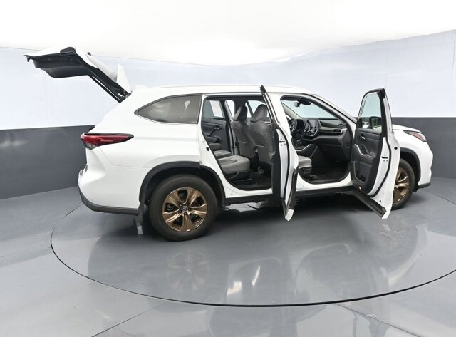 2022 Toyota Highlander in Winchester, VA 22602 - 18030311 187