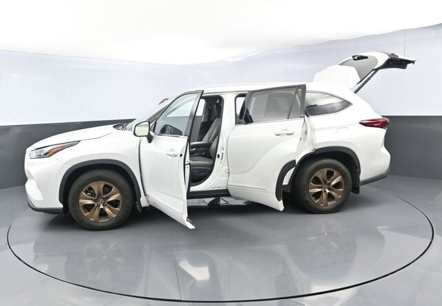 2022 Toyota Highlander in Winchester, VA 22602 - 18030311 154