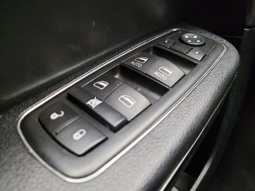 2014 Chrysler 300 in Grand Rapids, MI 49508 - 18032951 27