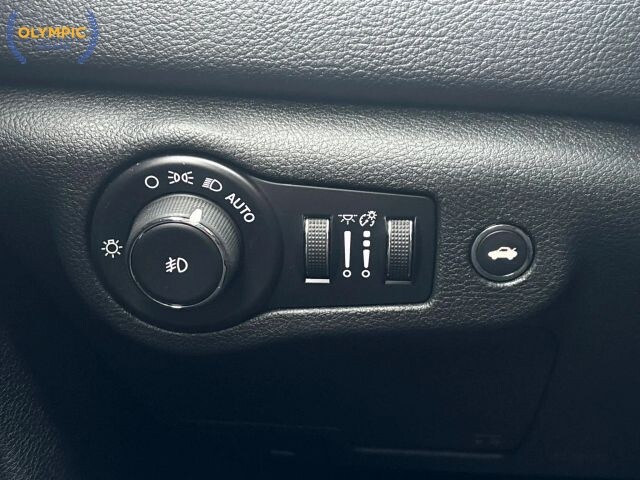 2015 Chrysler 200 in Decatur, GA 30032 - 18036508 33