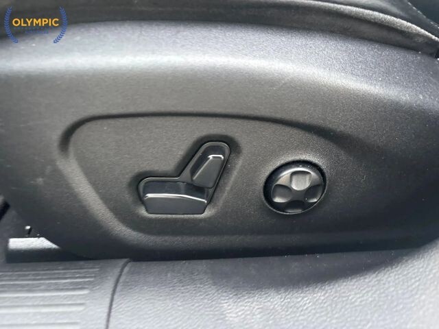 2015 Chrysler 200 in Decatur, GA 30032 - 18036508 32