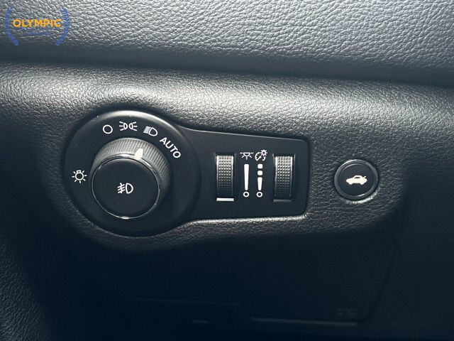 2015 Chrysler 200 in Decatur, GA 30032 - 18036508 33