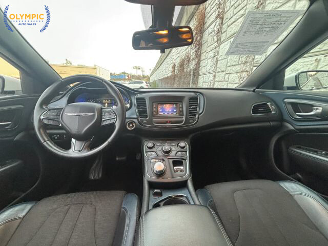 2015 Chrysler 200 in Decatur, GA 30032 - 18036508 18