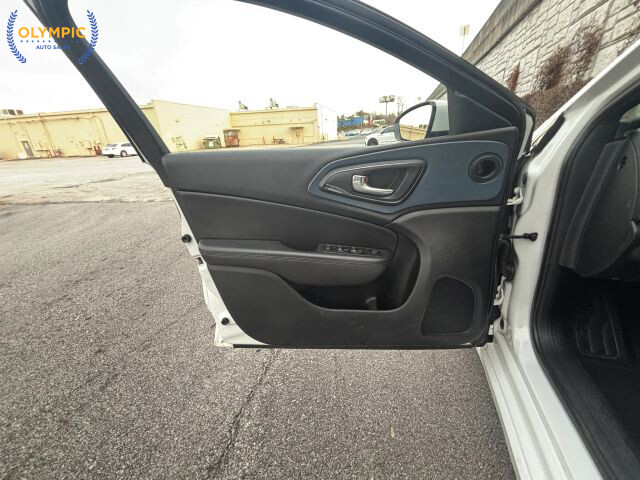 2015 Chrysler 200 in Decatur, GA 30032 - 18036508 41