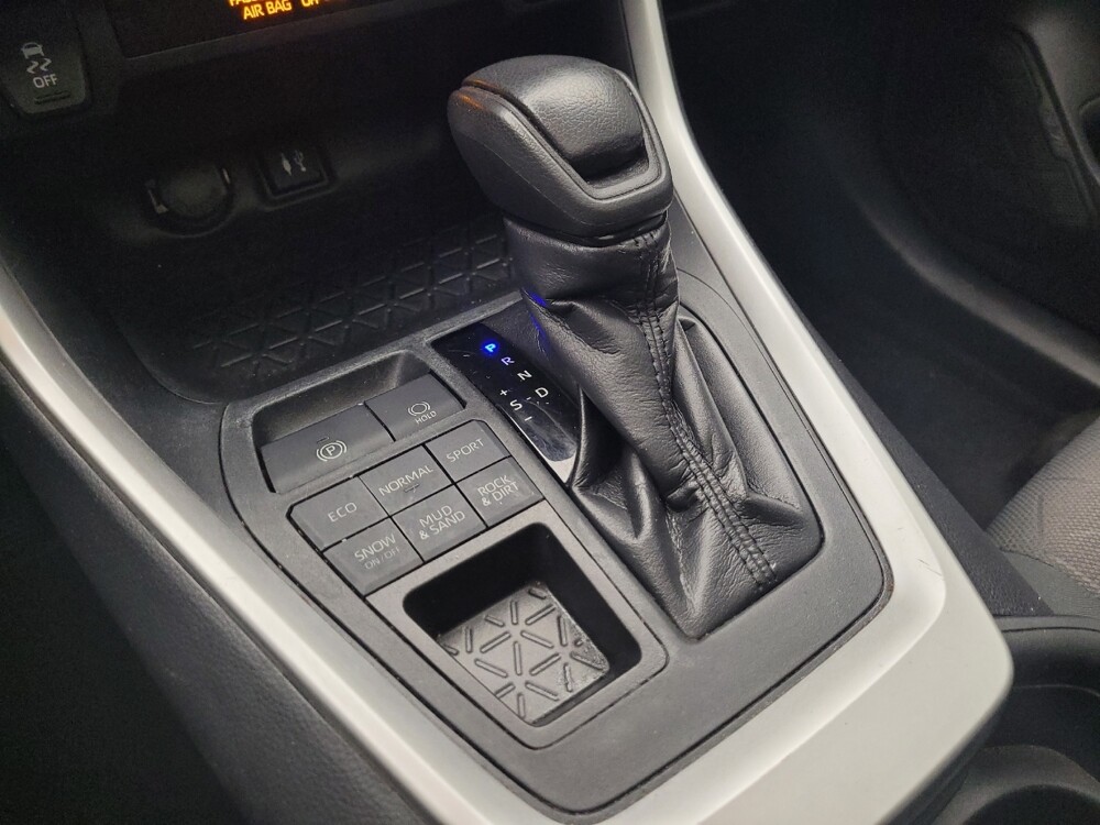 2019 Toyota RAV4 in Eastpointe, MI 48021 - 18048919 26