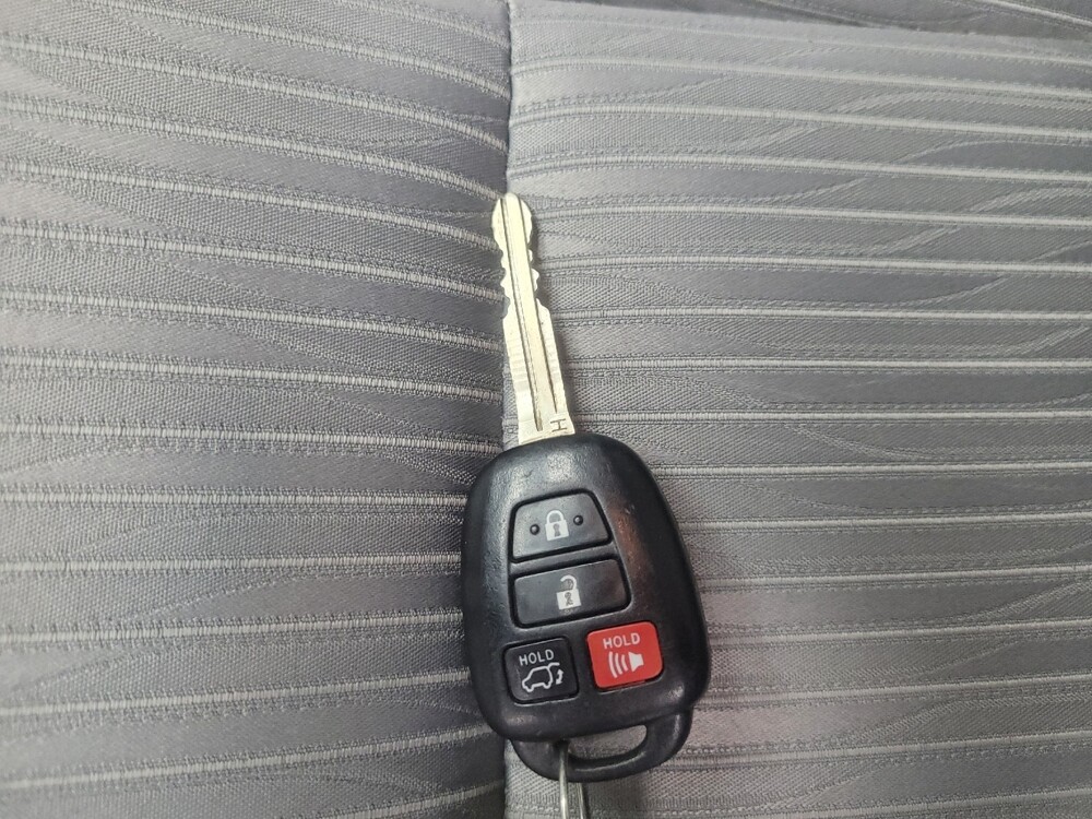 2019 Toyota Highlander in Indianapolis, IN 46222 - 18049624 32