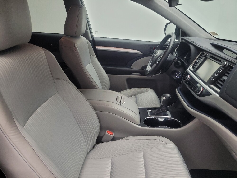 2019 Toyota Highlander in Indianapolis, IN 46222 - 18049624 21