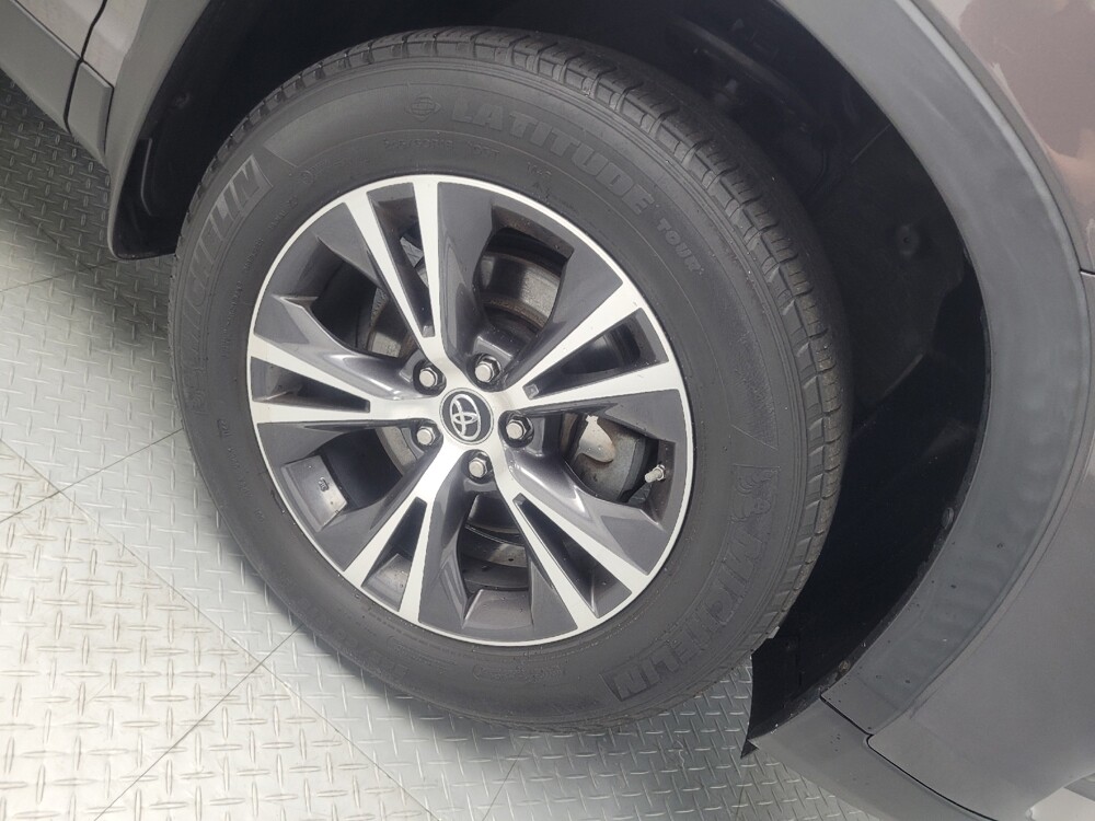2019 Toyota Highlander in Indianapolis, IN 46222 - 18049624 31
