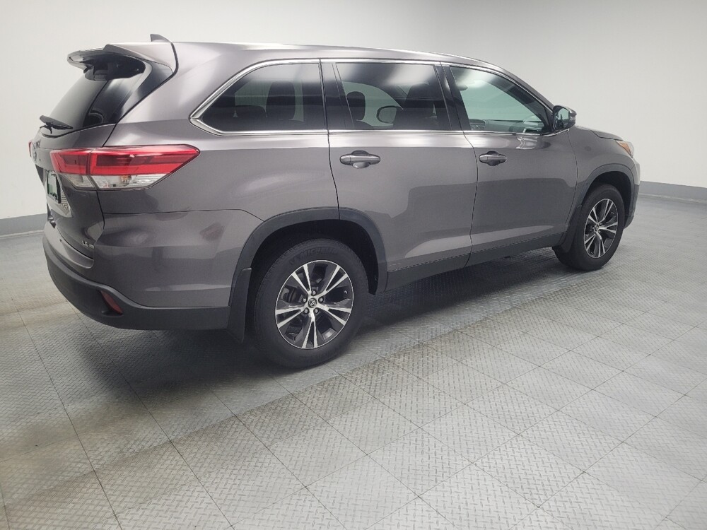 2019 Toyota Highlander in Indianapolis, IN 46222 - 18049624 10