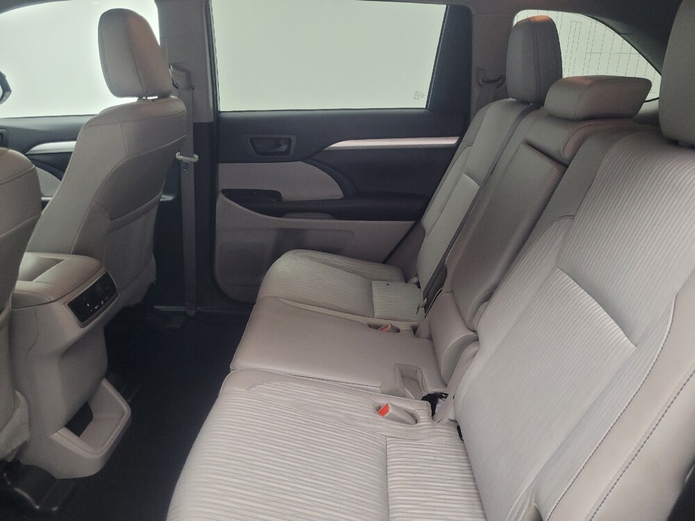 2019 Toyota Highlander in Indianapolis, IN 46222 - 18049624 18