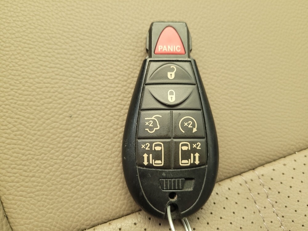 2016 Chrysler Town & Country in Columbus, OH 43231 - 18050454 32