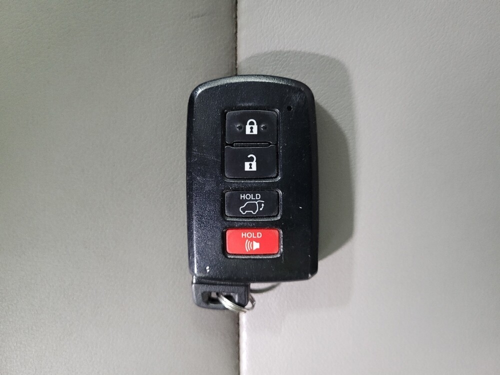 2019 Toyota Highlander in Langhorne, PA 19047 - 18050487 32