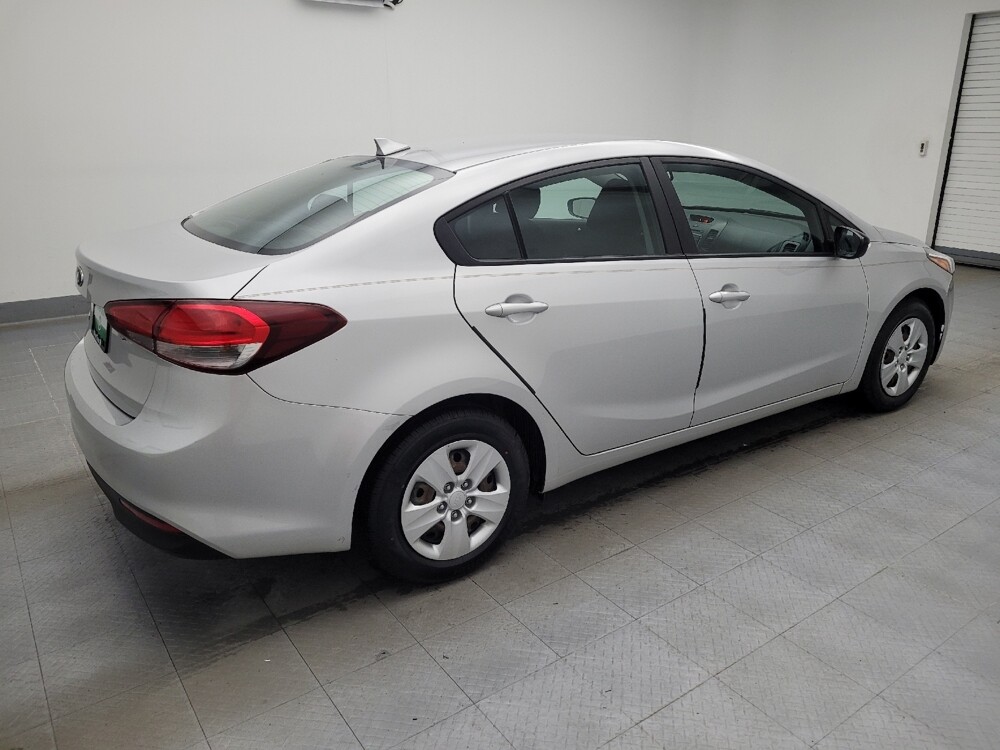 2017 Kia Forte in Miamisburg, OH 45342 - 18050563 10