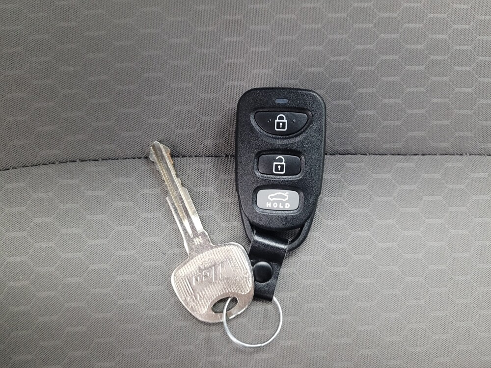 2019 Hyundai Elantra in Chandler, AZ 85225 - 18051123 32