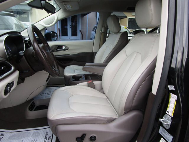 2017 Chrysler Pacifica in Tampa, FL 33604-6914 - 18052574 9