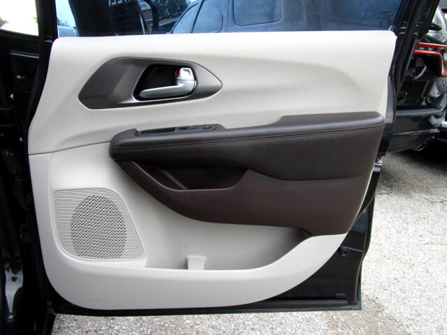 2017 Chrysler Pacifica in Tampa, FL 33604-6914 - 18052574 33