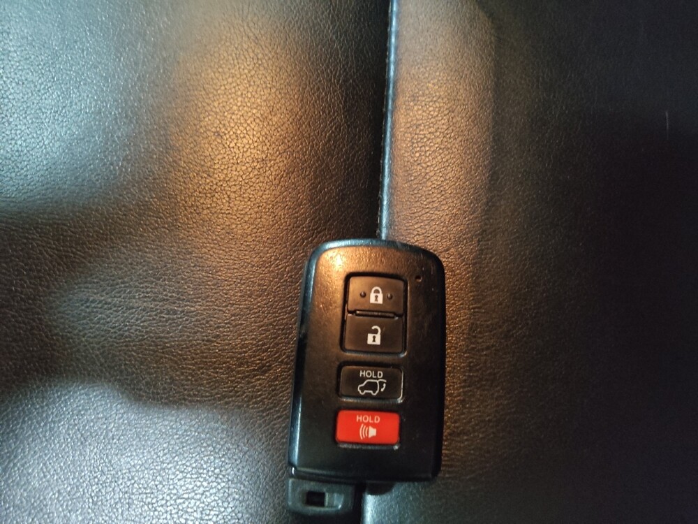 2019 Toyota Highlander in New Castle, DE 19720 - 18053634 32