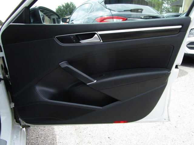 2018 Volkswagen Passat in Tampa, FL 33604-6914 - 18055586 17