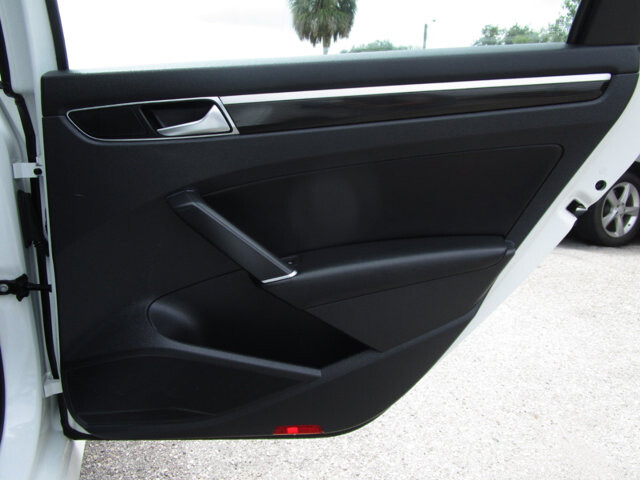 2018 Volkswagen Passat in Tampa, FL 33604-6914 - 18055586 19