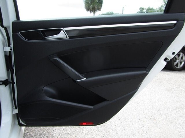2018 Volkswagen Passat in Tampa, FL 33604-6914 - 18055586 19