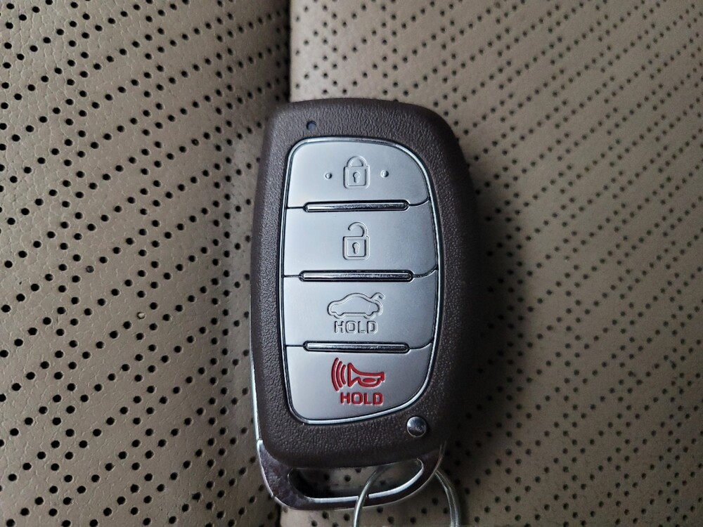 2018 Hyundai Elantra in Des Moines, IA 50310 - 18056689 32